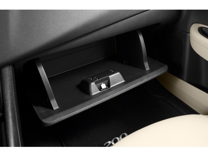 2014 Chrysler 200 4dr Sdn LX Interior Shot 4