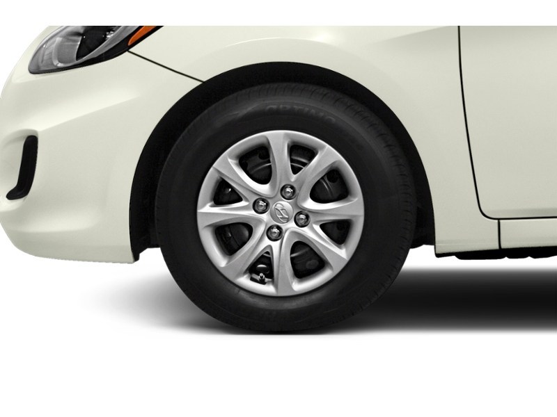2014 Hyundai Accent 5dr HB Auto GLS Exterior Shot 5