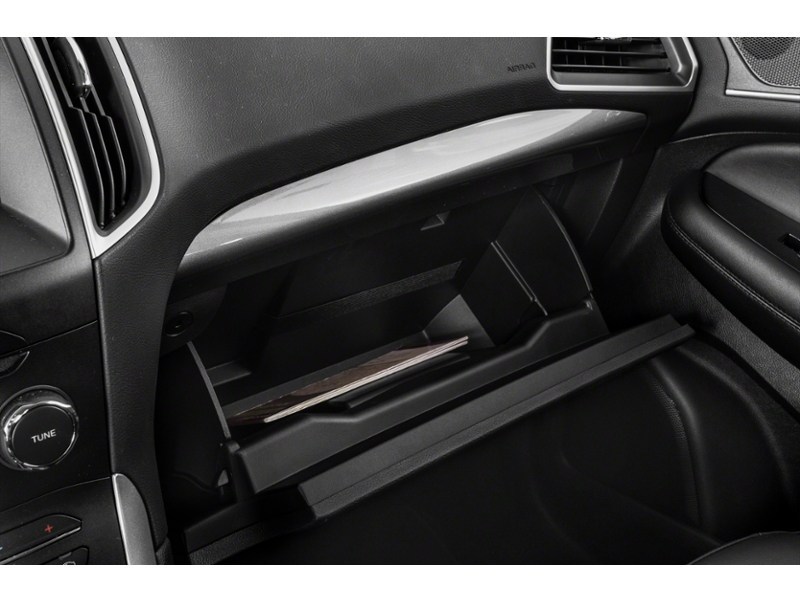 2017 Ford Edge 4dr Titanium AWD Interior Shot 4