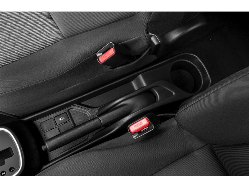 2015 Toyota Yaris 5dr HB Auto LE Interior Shot 8