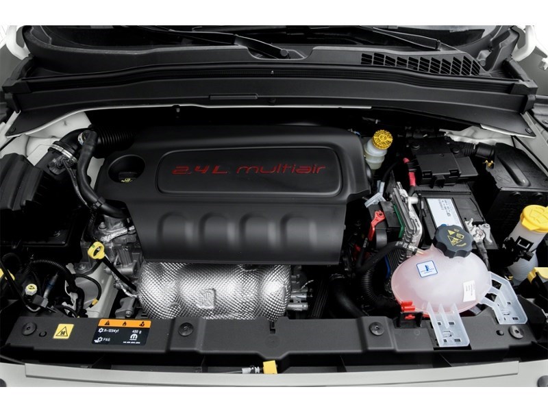 2015 Jeep Renegade 4WD 4dr Limited Exterior Shot 3
