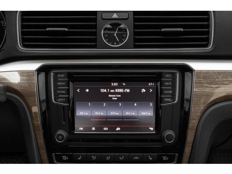 2016 Volkswagen Passat 4dr Sdn 1.8 TSI Auto Comfortline Interior Shot 2