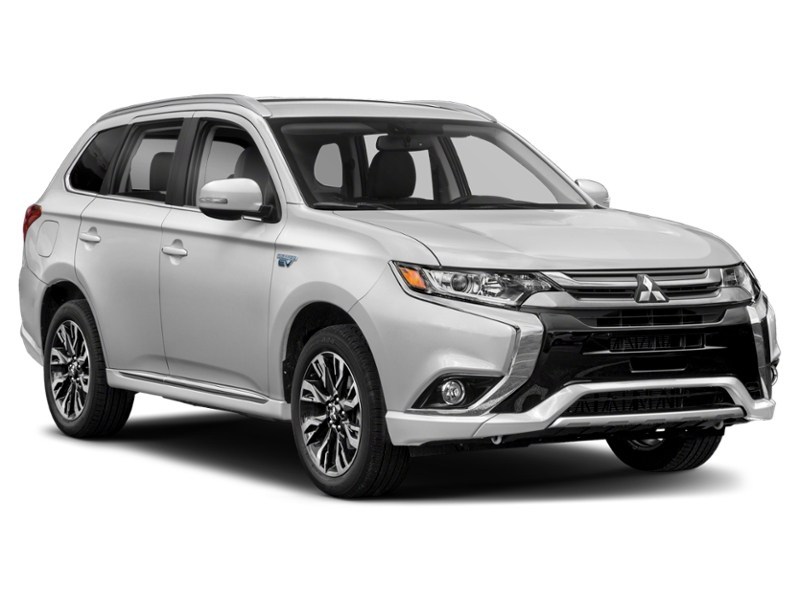 2018 Mitsubishi Outlander Plug-In Hybrid SE Exterior Shot 9