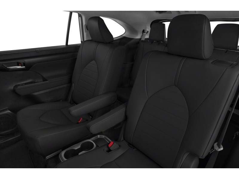 2022 Toyota Highlander XLE AWD Interior Shot 5