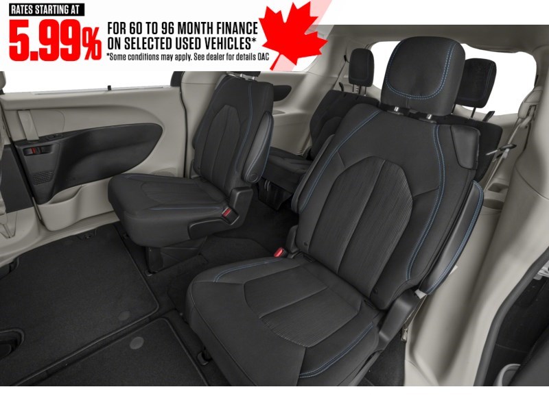 2022 Chrysler Pacifica Touring L AWD Interior Shot 5