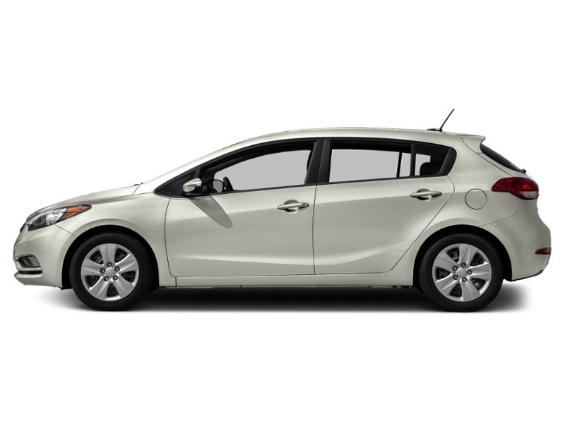 2016 Kia Forte 5dr HB Man LX+ Snow White Pearl  Shot 5