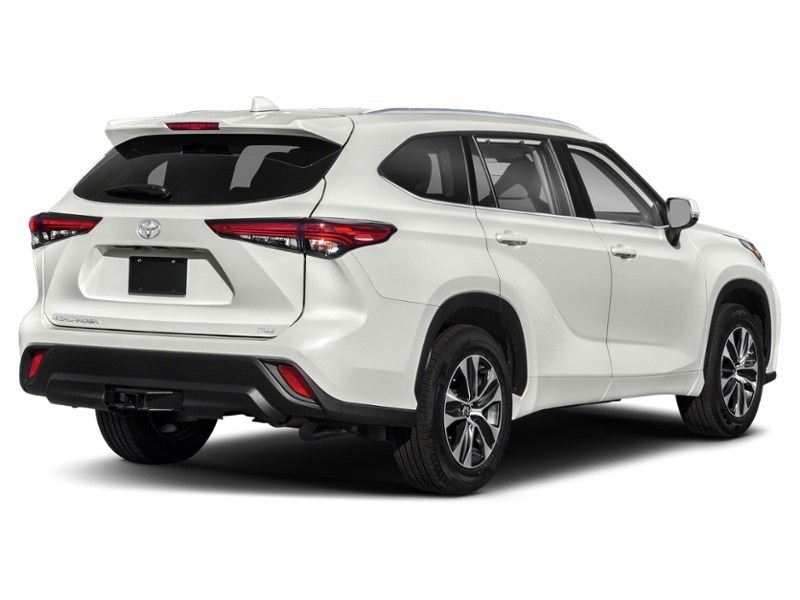 2021 Toyota Highlander XLE AWD Blizzard Pearl  Shot 2